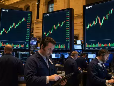Aptiv plc JE00B783TY65 NYSE Handelsparkett mit APTV Kurscharts auf grossen Anzeigetafeln im Börsen Reportagestil - Foto: THN