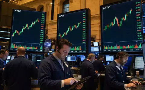 Aptiv plc JE00B783TY65 NYSE Handelsparkett mit APTV Kurscharts auf grossen Anzeigetafeln im Börsen Reportagestil - Foto: THN