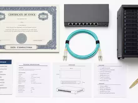 Das Aktien-Flatlay von Arista Networks Inc. zeigt Aktienzertifikat mit ISIN US0404131064 und Netzwerk-Hardware - Foto: THN
