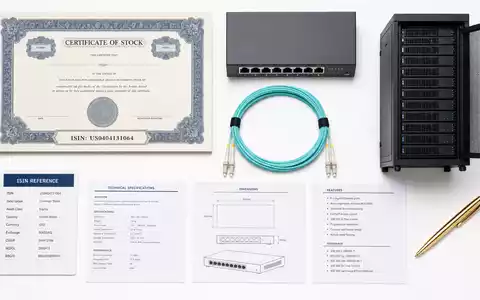 Das Aktien-Flatlay von Arista Networks Inc. zeigt Aktienzertifikat mit ISIN US0404131064 und Netzwerk-Hardware - Foto: THN