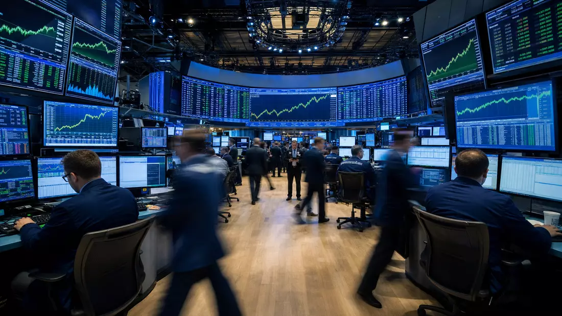 Lebhafter Börsensaal mit grünen Kurscharts und Händlern an Workstations