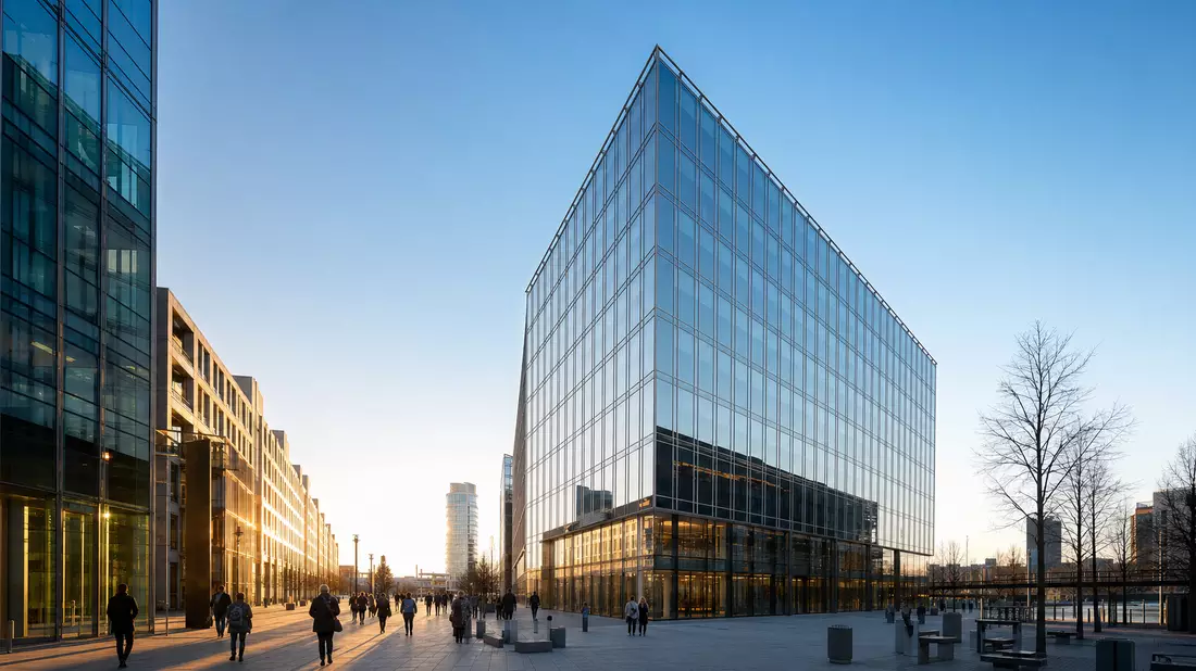 Glasfassaden-Bürokomplex in europäischer Stadt, Aroundtown SA Immobilien