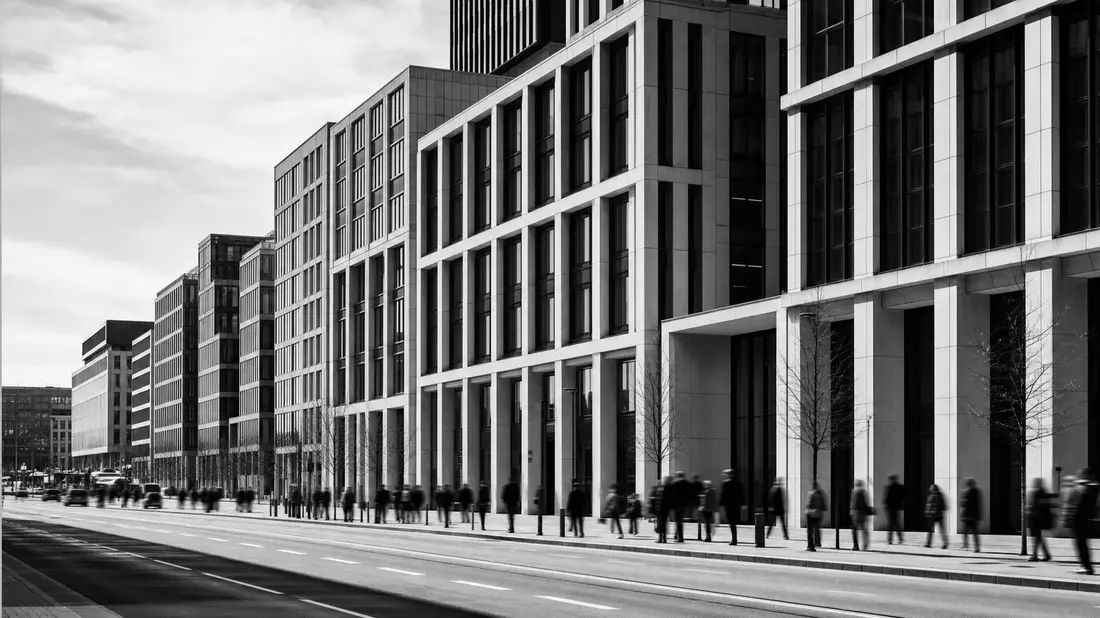 Schwarz-Weiß Reportagefoto moderner Bürogebäude-Reihe, Aroundtown SA