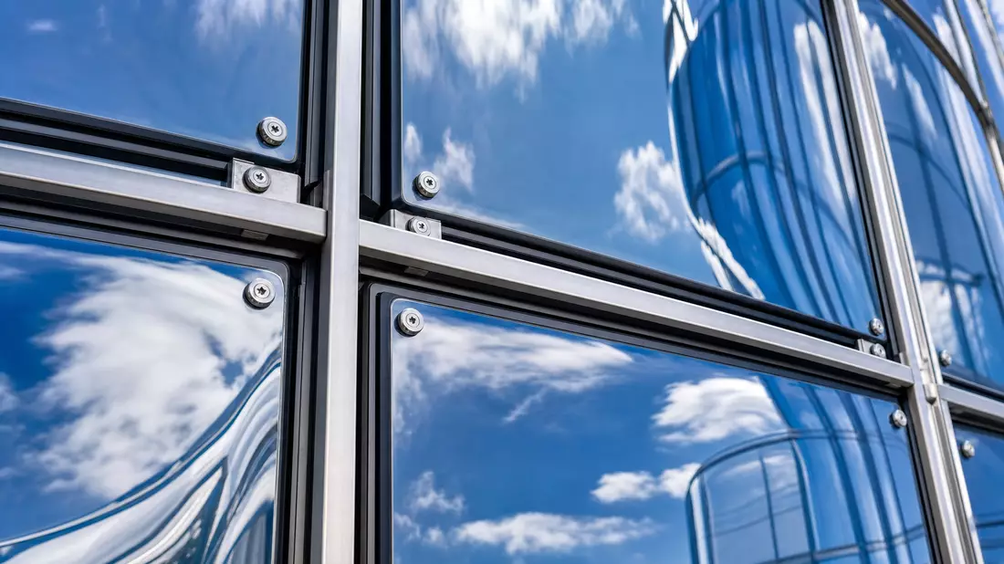 Makrofoto Glasfassade Vorhangwand Schrauben Wolkenreflektion, Aroundtown SA