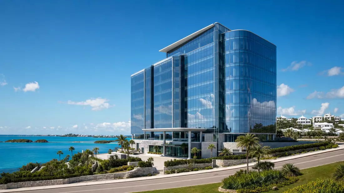Modernes Versicherungsgebäude der Arch Capital Group in Bermuda am Ozean