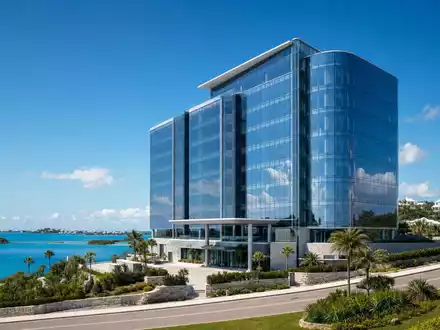 Arch Capital Group Spezialbewertung BMG0450A1053 zeigt modernen Versicherungskampus in Bermuda mit Meerblick - Foto: THN