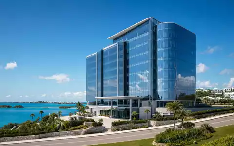 Arch Capital Group Spezialbewertung BMG0450A1053 zeigt modernen Versicherungskampus in Bermuda mit Meerblick - Foto: THN