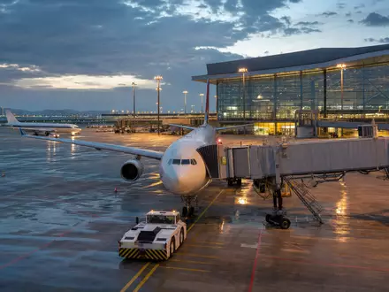 Flughafen Zürich AG CH0019318550 zeigt als Flughafenbetreiber modernes internationales Verkehrsdrehkreuz fotorealistisch dargestellt am Terminal - Foto: THN