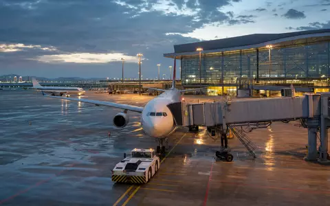 Flughafen Zürich AG CH0019318550 zeigt als Flughafenbetreiber modernes internationales Verkehrsdrehkreuz fotorealistisch dargestellt am Terminal - Foto: THN