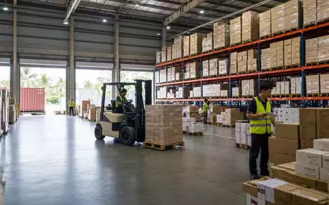 Fotorealistisches Motiv eines asiatischen Warenlagers passt zu DKSH Holding AG, ISIN CH0012684657, Marktexpansions- und Distributionsdienstleister - Foto: THN