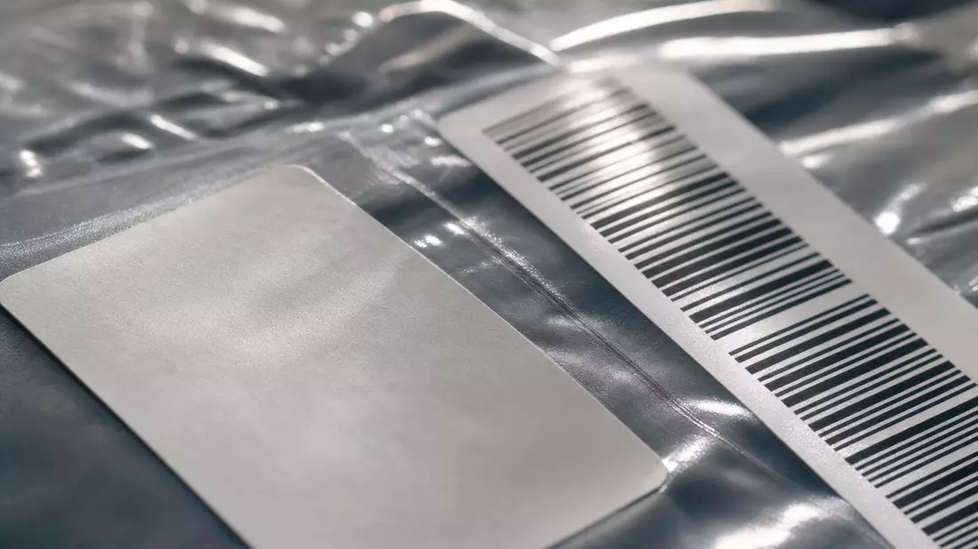 Makroaufnahme von Verpackungsfolie mit Etikett und Barcode-Streifen