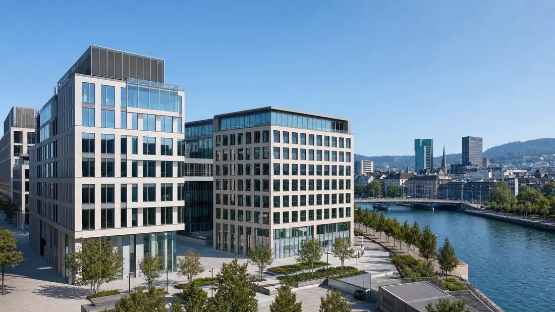 Moderner Büroimmobilienkomplex am Fluss in einer Schweizer Stadt bei Tageslicht