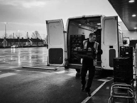 Tesco plc (ISIN GB00BLGZ9862) beliefert Filialen täglich, dokumentarisch festgehalten bei früher Lieferwagen-Anlieferung - Foto: THN