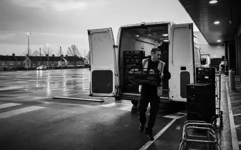Tesco plc (ISIN GB00BLGZ9862) beliefert Filialen täglich, dokumentarisch festgehalten bei früher Lieferwagen-Anlieferung - Foto: THN