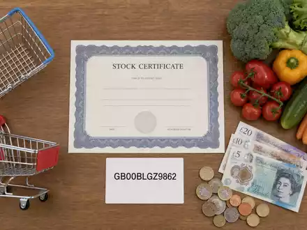 Tesco plc (ISIN GB00BLGZ9862) als Investment dargestellt: Flatlay mit Aktienzertifikat, ISIN-Karte und Einkaufsutensilien - Foto: THN