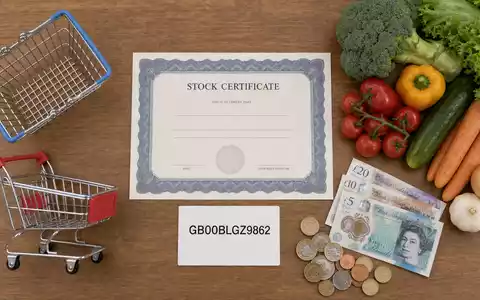 Tesco plc (ISIN GB00BLGZ9862) als Investment dargestellt: Flatlay mit Aktienzertifikat, ISIN-Karte und Einkaufsutensilien - Foto: THN