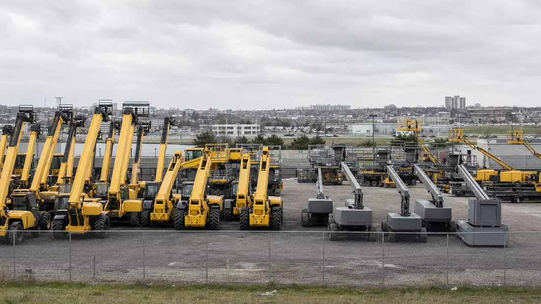 Fotorealistischer Vermietungshof mit Baumaschinen, Ashtead Group plc, ISIN GB0000533728, USA