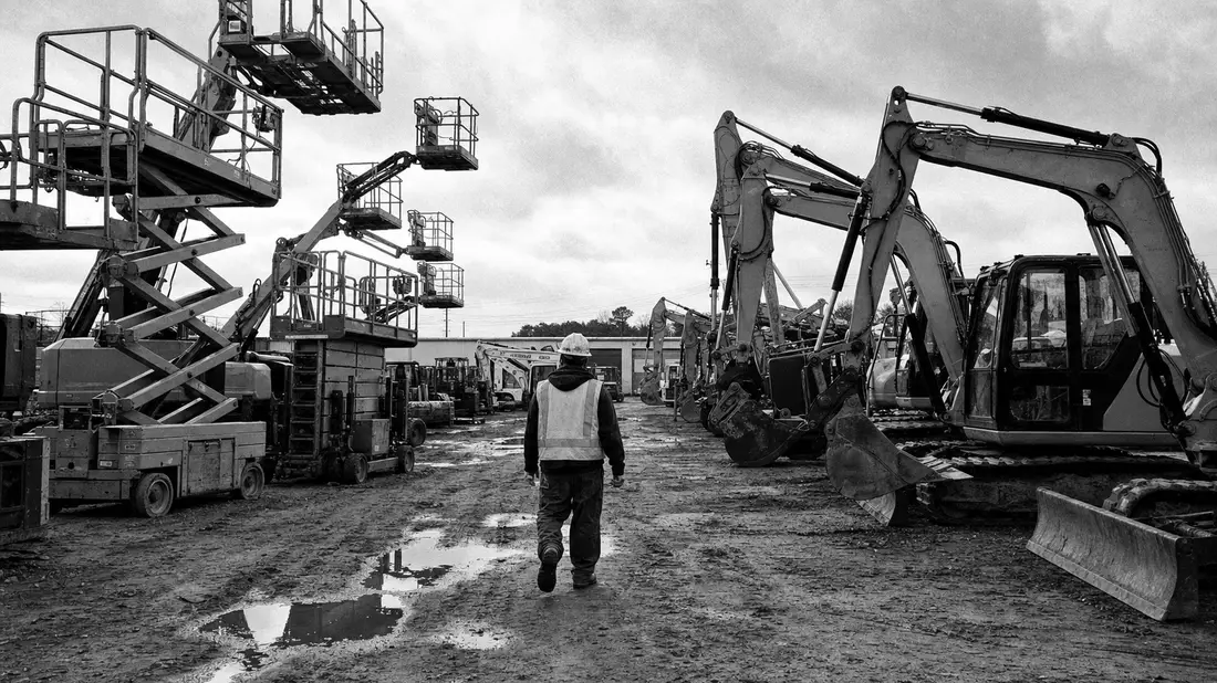 Schwarzweiß-Reportagefoto Baustelle mit Vermietmaschinen, Ashtead Group plc, ISIN GB0000533728
