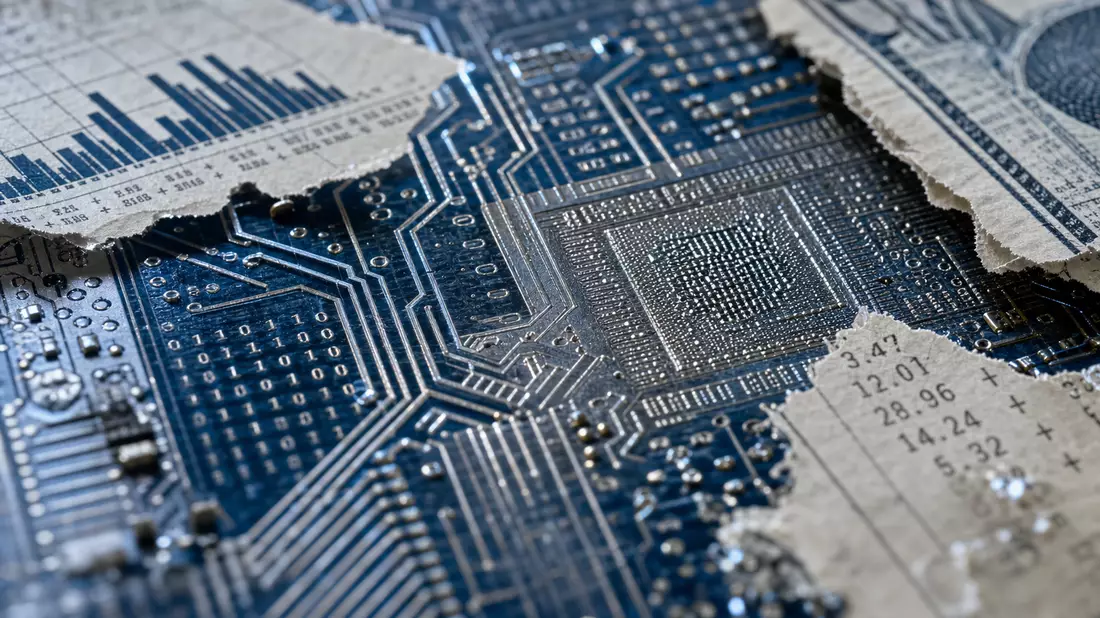 Makroaufnahme einer Platine mit Binärcode und zerrissenen Finanzdokumenten