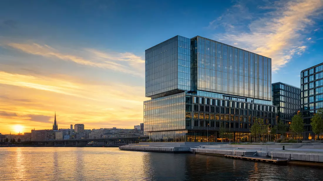 Modernes Bürohochhaus einer Beteiligungsgesellschaft in Stockholm am Wasser
