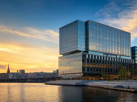Investor AB (ISIN SE0015811963) symbolisiert durch modernes Stockholmer Bürohochhaus mit gläserner Fassade am Wasser - Foto: THN