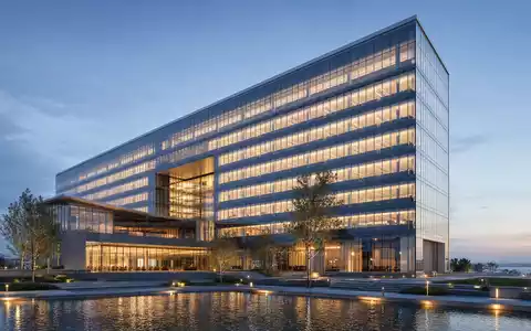 Investor AB (ISIN SE0015811963) visualisiert als futuristisches Architektur-Render eines modernen nordischen Holding-Hauptsitzes bei Nacht - Foto: THN