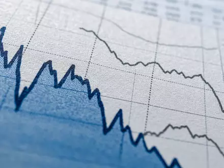 Investor AB (ISIN SE0015811963) gezeigt als Makroaufnahme gedruckter Finanzkurven und Aktiendiagramme auf Papier - Foto: THN