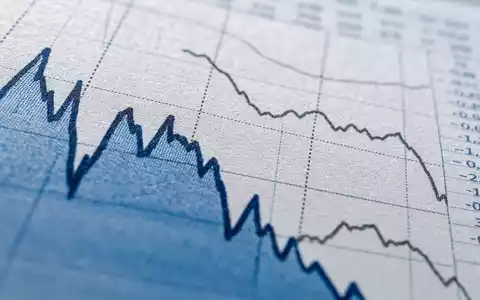 Investor AB (ISIN SE0015811963) gezeigt als Makroaufnahme gedruckter Finanzkurven und Aktiendiagramme auf Papier - Foto: THN