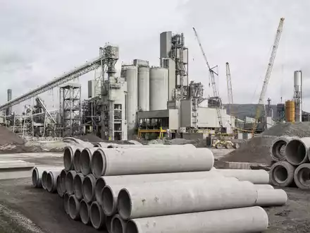 CRH plc (ISIN IE0001827041) betreibt Zementwerke mit Silos, Betonrohren und Kies in Irland - Foto: THN