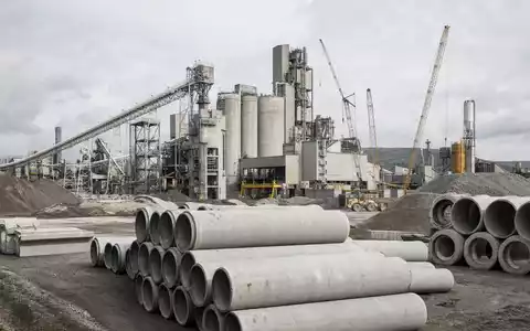 CRH plc (ISIN IE0001827041) betreibt Zementwerke mit Silos, Betonrohren und Kies in Irland - Foto: THN