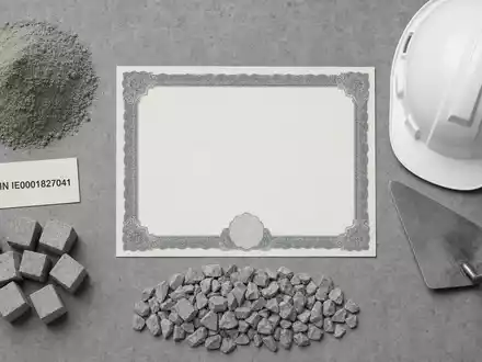 CRH plc (ISIN IE0001827041) illustriert dieses Flatlay mit Zertifikat, ISIN-Karte, Zement und Bauhelm - Foto: THN