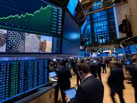 CRH plc (ISIN IE0001827041) notiert an der NYSE, dargestellt in diesem Börsen-Editorial mit Handelssaal-Charts - Foto: THN
