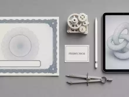 Dassault Systèmes SE (ISIN FR0000130650) symbolisiert dieses Flatlay mit Aktienzertifikat, ISIN-Karte und digitalem Konstruktionsmodell - Foto: THN