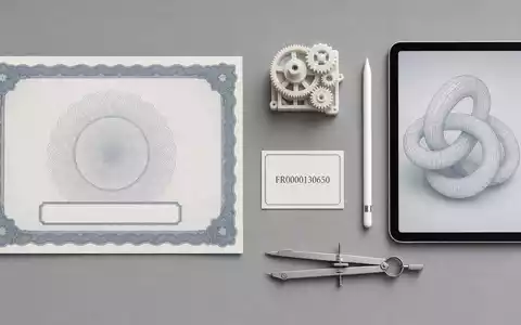 Dassault Systèmes SE (ISIN FR0000130650) symbolisiert dieses Flatlay mit Aktienzertifikat, ISIN-Karte und digitalem Konstruktionsmodell - Foto: THN