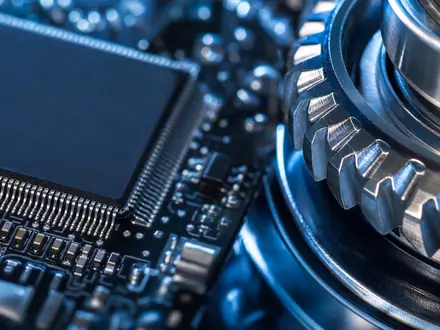 Dassault Systèmes SE (ISIN FR0000130650) steht für Präzisionstechnik, gezeigt als Makroaufnahme von Chip und Zahnrad - Foto: THN