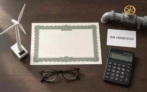 Engie SA (FR0000125307) Wertpapier-Flatlay zeigt ISIN-Karte, Aktienzertifikat und typische Energiebranchen-Utensilien übersichtlich auf einem Holztisch - Foto: THN