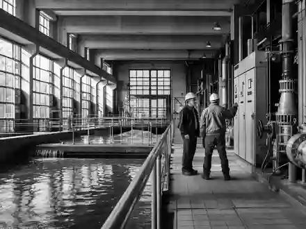 Schwarzweiß-Reportagefoto einer Kraftwerksanlage, passend zu A2A S.p.A., Wertpapier ISIN IT0001233417, italienischer Versorger - Foto: THN
