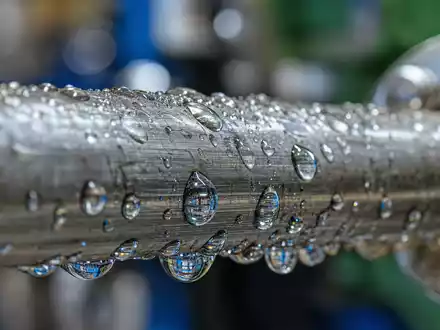 Makroaufnahme von Wassertröpfchen auf Metallrohr, Detailmotiv für A2A S.p.A., ISIN IT0001233417, Wasser- und Energieversorger - Foto: THN