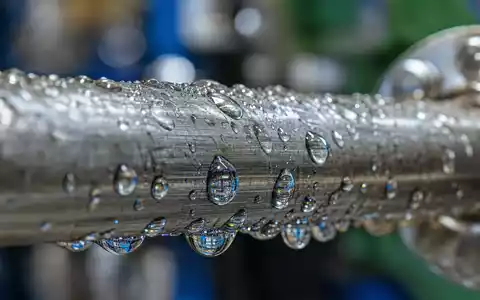 Makroaufnahme von Wassertröpfchen auf Metallrohr, Detailmotiv für A2A S.p.A., ISIN IT0001233417, Wasser- und Energieversorger - Foto: THN