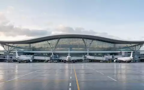 International Consolidated Airlines Group S.A. (ES0177542018): modernes Architektur-Render eines Flughafenterminals mit geparkten Flugzeugen gezeigt - Foto: THN