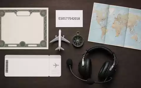 International Consolidated Airlines Group S.A. (ES0177542018): Flatlay zeigt ISIN-Karte, Flugzeugmodell und diverse Luftfahrt-Utensilien - Foto: THN