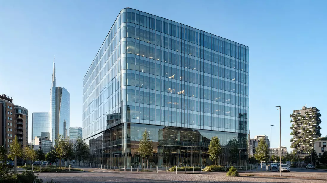 Modernes Glas-Bürogebäude einer Direktbank in Mailand bei Tageslicht