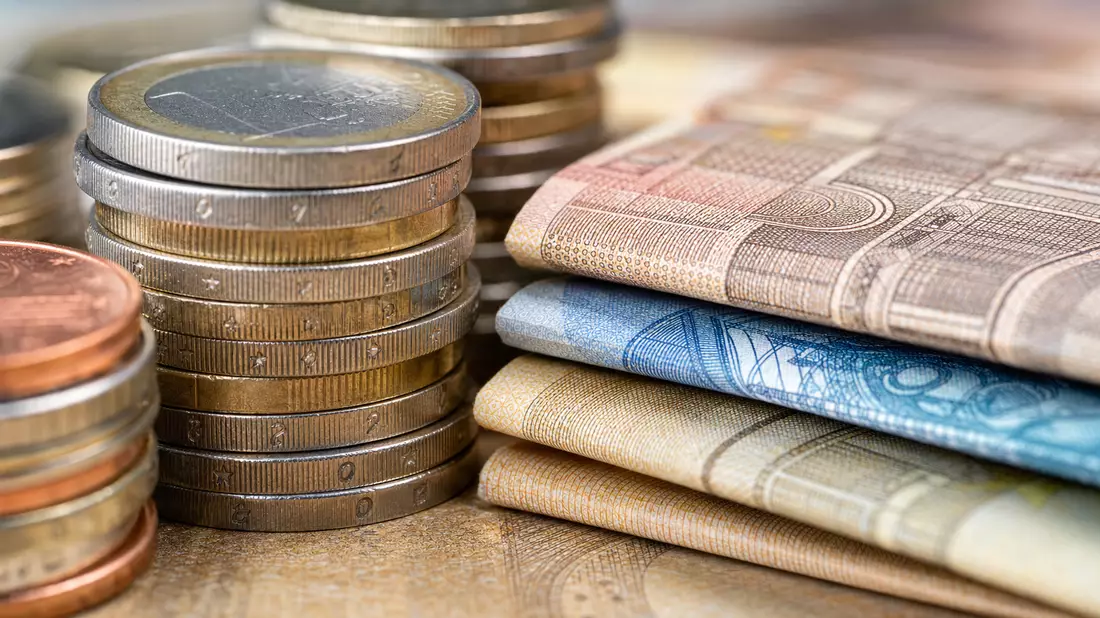 Makroaufnahme von Euro-Münzen und Geldscheinen mit Tiefenschärfe