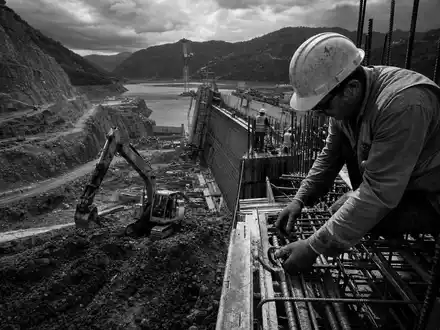 Schwarzweiß-Reportage dokumentiert Baustellenalltag: ACS Actividades de Construcción y Servicios S.A. (ES0167050915) im dokumentarischen Baustellen-Baustil - Foto: THN