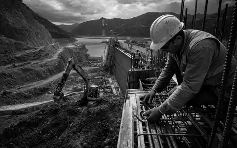 Schwarzweiß-Reportage dokumentiert Baustellenalltag: ACS Actividades de Construcción y Servicios S.A. (ES0167050915) im dokumentarischen Baustellen-Baustil - Foto: THN