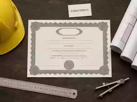 Flatlay-Arrangement kombiniert Aktienzertifikat und ISIN-Karte: ACS Actividades de Construcción y Servicios S.A. (ES0167050915) mit Baustellen-Utensilien - Foto: THN