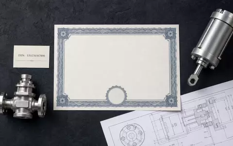 IMI plc GB00B1905F76 kombiniert ein Aktienzertifikat, eine ISIN-Karte und ein Präzisionsventil im Flatlay-Arrangement - Foto: THN