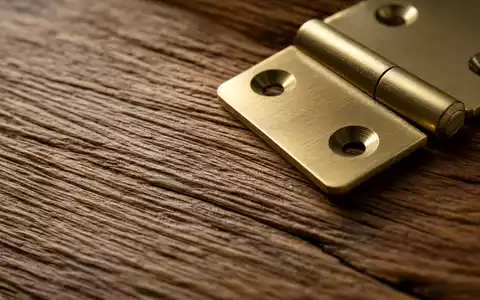 Makroaufnahme zeigt Holzmaserung und Beschlaege, passend zu Howden Joinery Group Plc, ISIN GB0002148369, im Kuechenbau-Sektor - Foto: THN