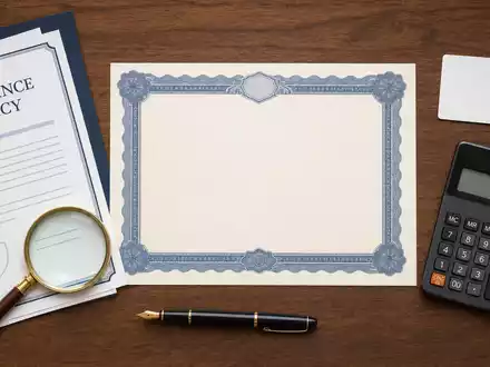 Flatlay-Arrangement mit Aktienzertifikat und ISIN-Karte symbolisiert Gjensidige Forsikring ASA, ISIN NO0010582521, Versicherungsbranche - Foto: THN