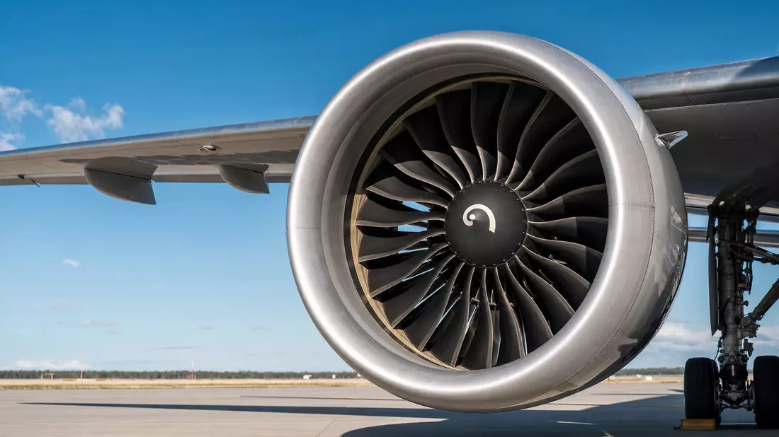 Fotorealistisches Turbofan-Triebwerk unter Flugzeugflügel, Rollfeld, GE Aerospace US3696043013